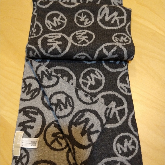 Michael Kors Scarf Reversible Unisex - Picture 4 of 5